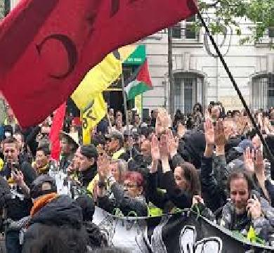 انتفاضة فرنسية بسبب "التقشف" والسياحة في اللوفر تتعطل 